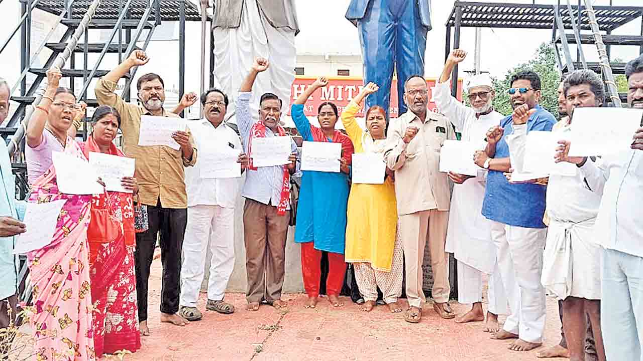 మావోయిస్టుల మృతదేహాలను అప్పగించండి