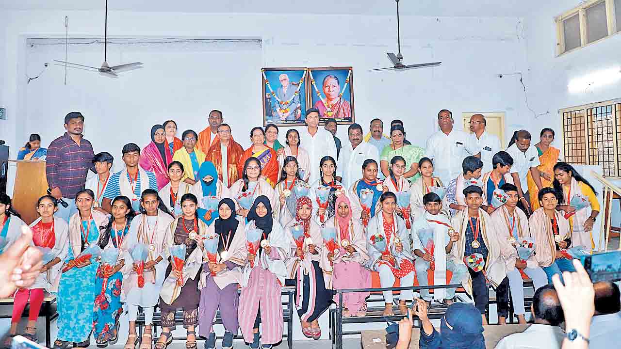 విద్యార్థులు అన్నిరంగాల్లో రాణించాలి