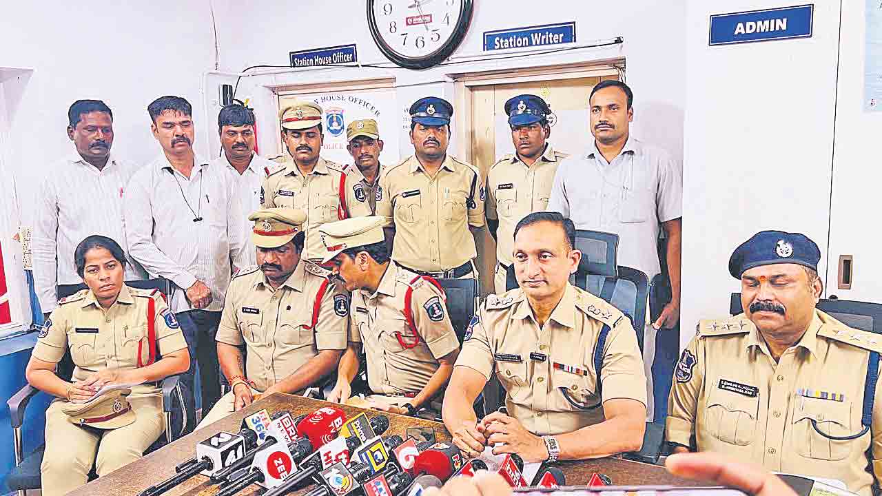 Hyderabad | పెళ్లికి నిరాకరించిందని.. 8 ఏండ్ల తర్వాత ప్రియురాలి భర్త గుండెల్లో కత్తితో పొడిచి హత్య