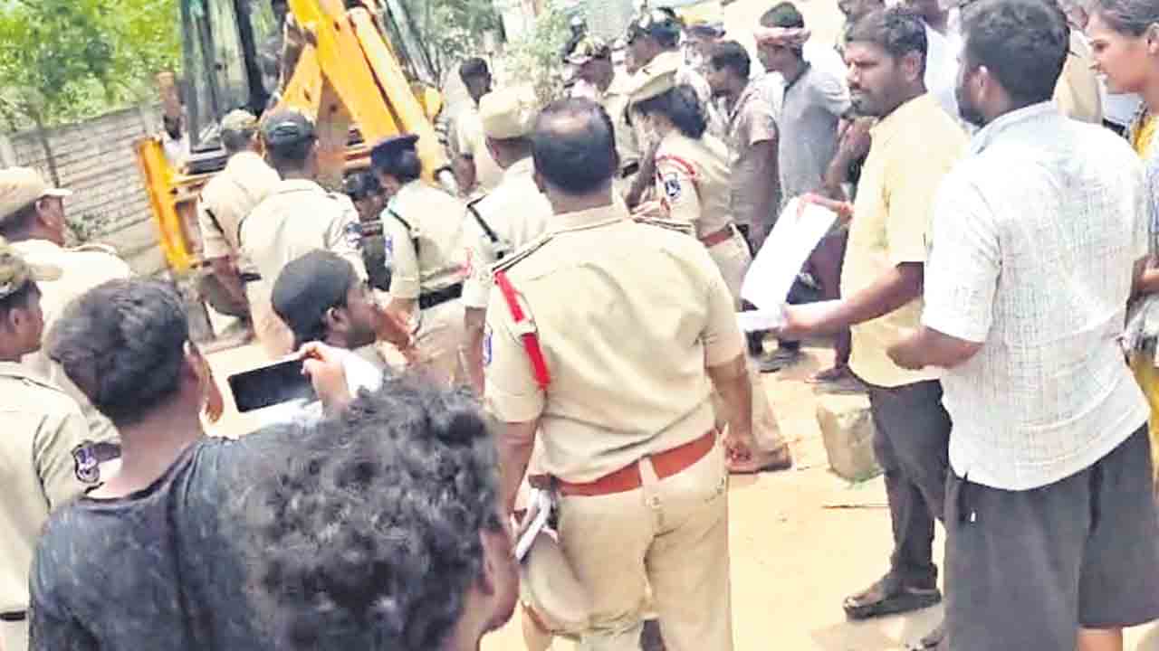 ఇది ప్రభుత్వ స్థలం.. కాదు ఇది మా స్థలం