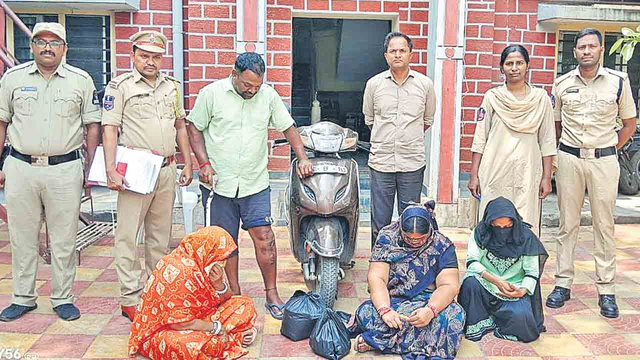 నగరంలో పలుచోట్ల ఆబ్కారీ దాడులు