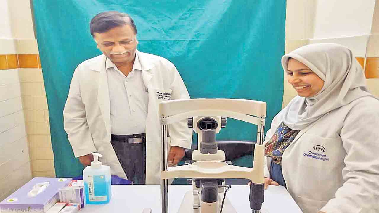 నిమ్స్‌ కు స్లిట్‌ ల్యాంప్‌ బహూకరణ