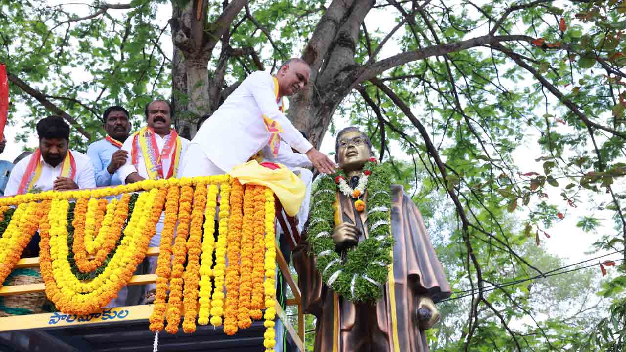 పాలమాకులలో సాయన్న, కృష్ణస్వామి విగ్రహాలను ఆవిష్కరించిన బీఆర్‌ఎస్‌ నేతలు