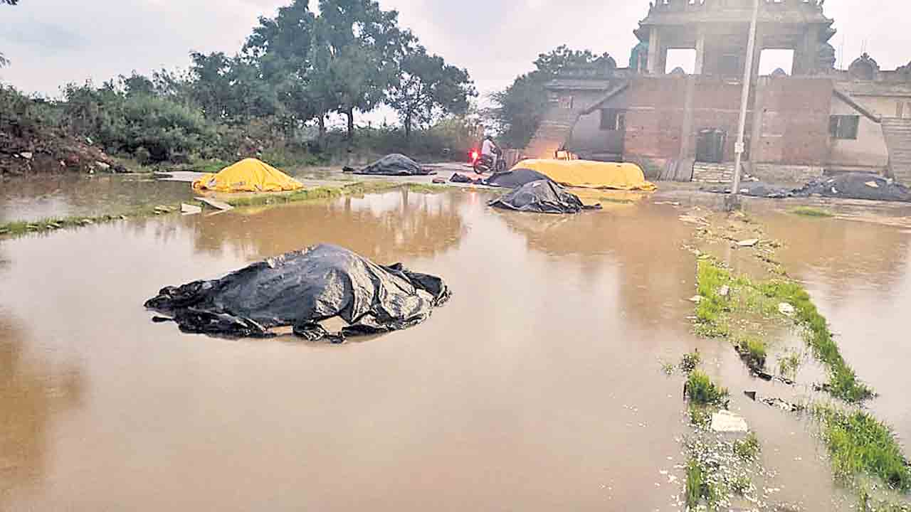 రైతన్న కష్టం నీటిలు