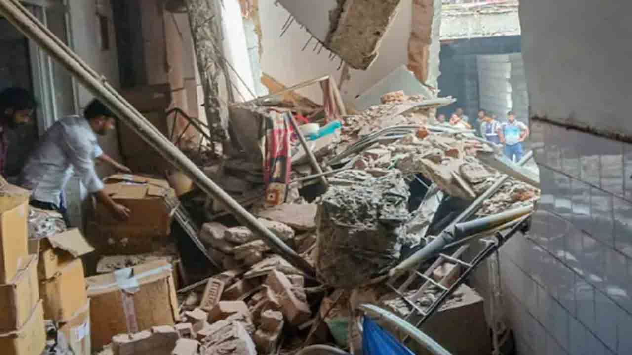 Hospital Roof Collapses | కూలిన ప్రభుత్వ ఆసుపత్రి కారిడార్‌.. ముగ్గురు రోగులు మృతి,   మరికొందరికి గాయాలు