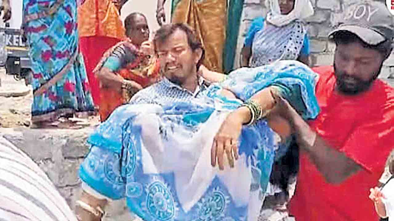 వేడుకున్నా.. కనికరించలె