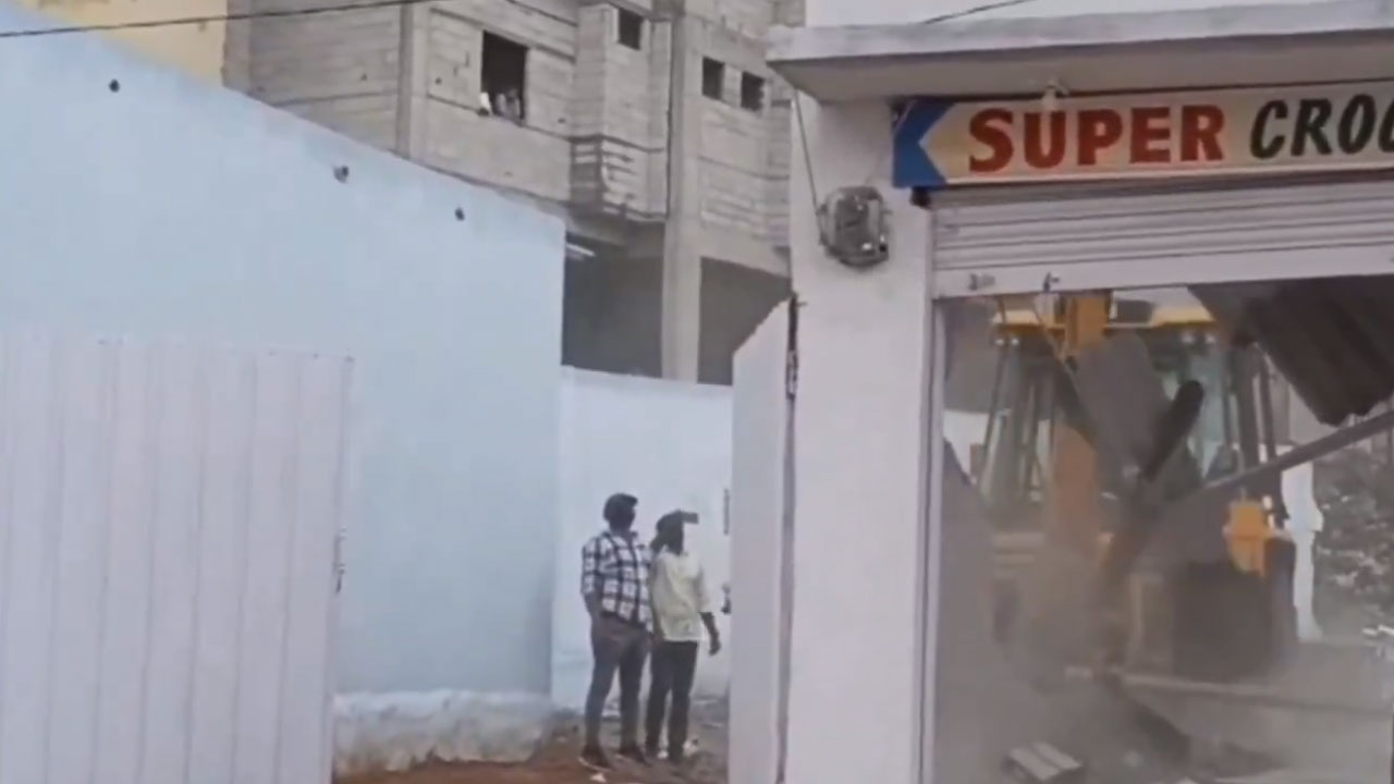 HYDRRA Demolitions | చాంద్రాయణగుట్టలో హైడ్రా కూల్చివేతలు.. అడ్డుకున్న స్థానికులు.. తీవ్ర ఉద్రిక్తత