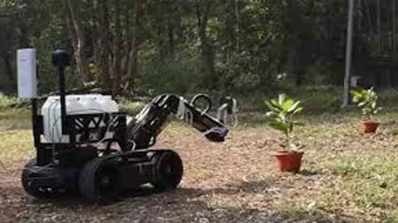 తెగులు తెలుసుకొని మందు చల్లుతుంది