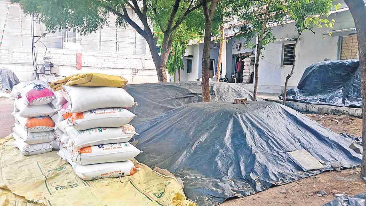 హమాలీల కొరత.. రైతు నిరీక్షణ