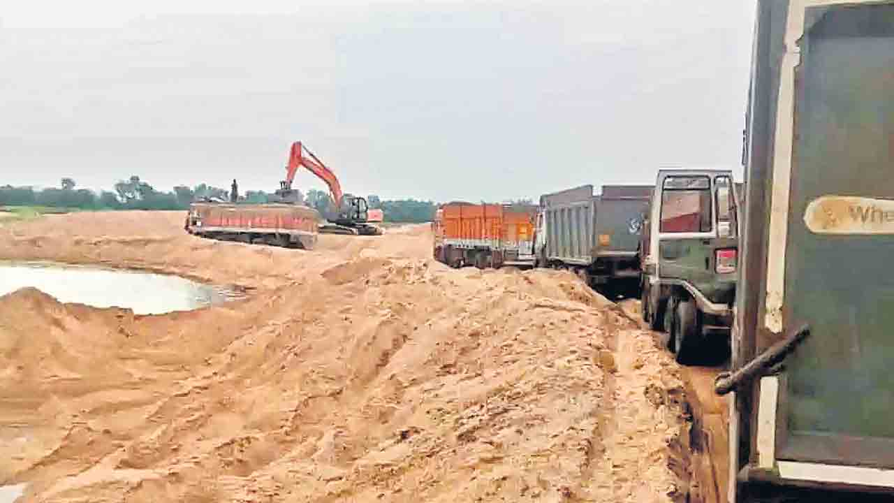 Sand Mafia | రెచ్చిపోతున్న ఇసుక మాఫియా.. అధికార పార్టీ అండదండలతో కృష్ణానదిని చెరబడుతున్న స్మగ్లర్లు