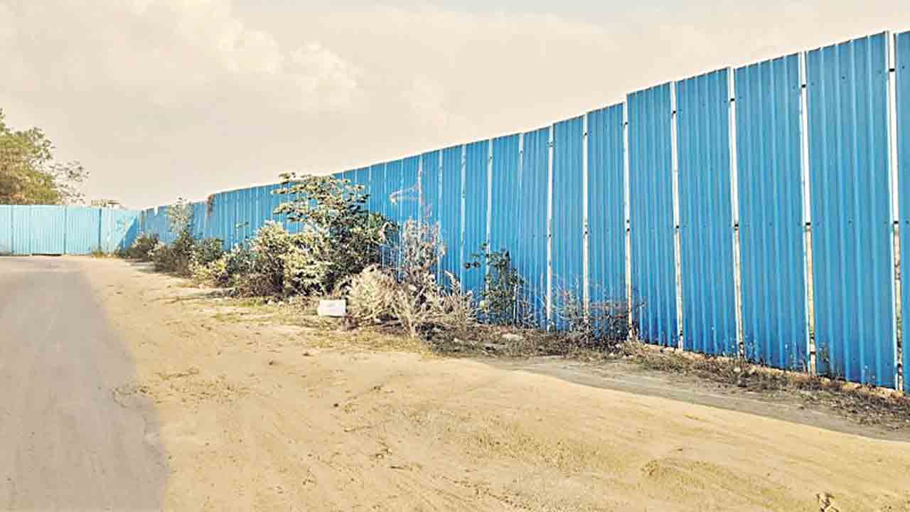 కబ్జా నుంచి ప్రభుత్వ భూమిని కాపాడాలి