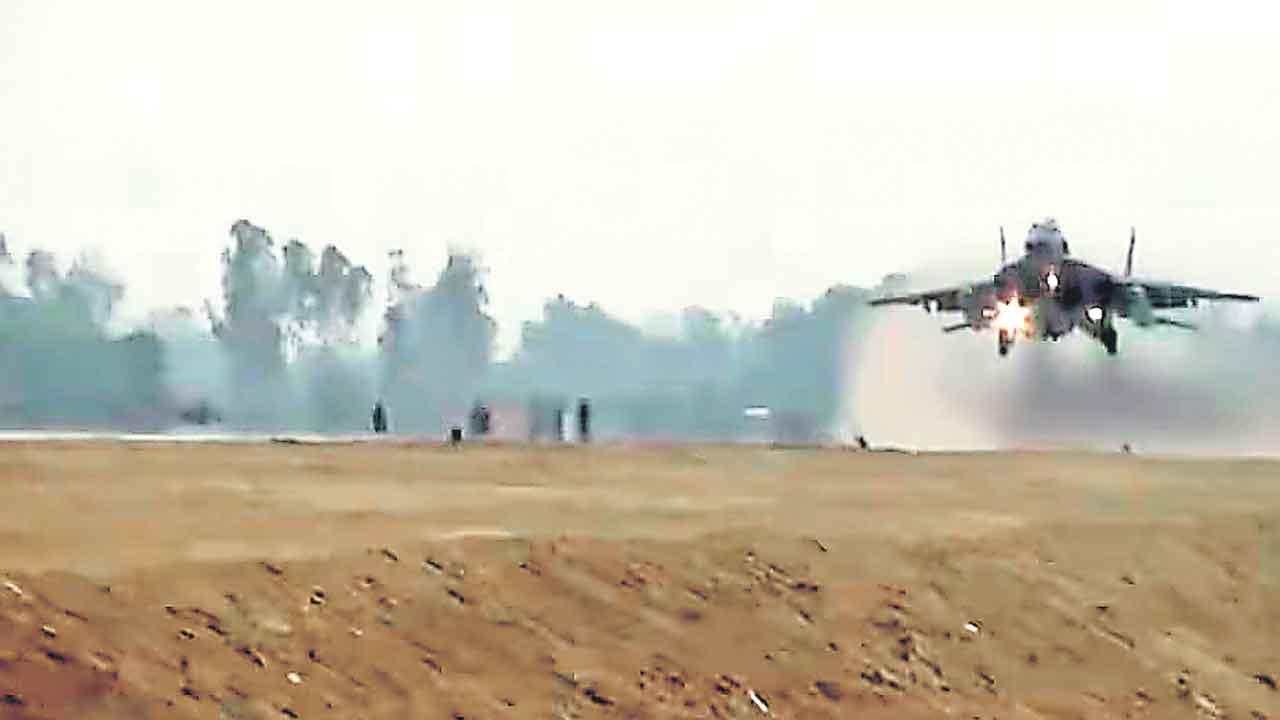 ఎక్స్‌ప్రెస్‌వేపై ల్యాండింగ్‌.. టేకాఫ్‌