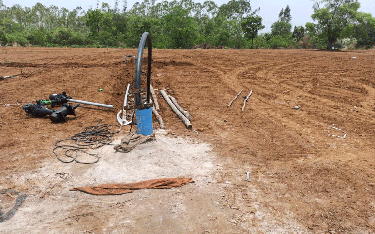 Chandrugonda : కూలిన ఇందిరా సౌర గిరి జ‌ల‌ వికాస బోరు బావులు