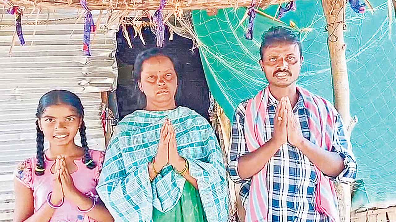 Indiramma Illu | కటిక పేదరికంలో ఉన్నాం.. దండం పెడతాం.. మాకు ఇల్లు ఇవ్వండి..