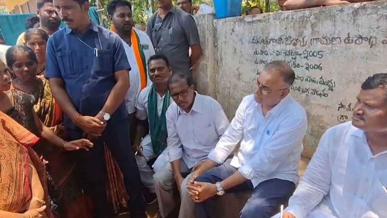 మేము ఇందిరమ్మ ఇండ్లకు అర్హులం కాదా?