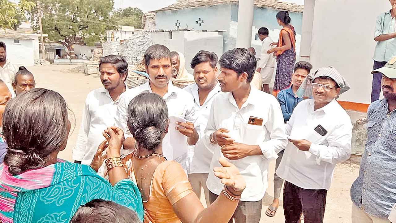 ఇందిరమ్మ రాజ్యమా? ఇంటి దొంగల రాజ్యమా?