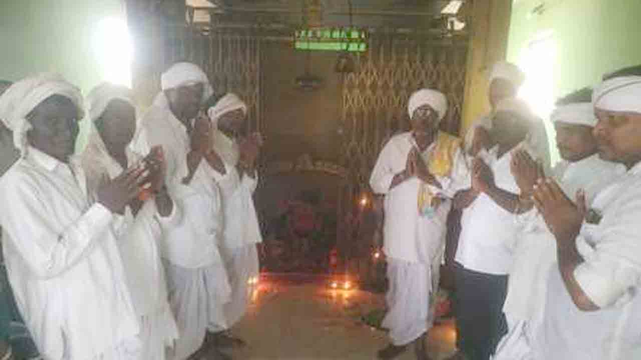 Tribal seed worship | ఇంద్రాదేవి ఆలయంలో ఆదివాసీల విత్తనాల పూజలు షురూ