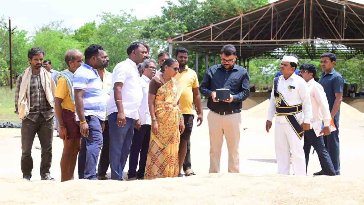 రైతుల సమస్యలను పరిష్కరించాలి