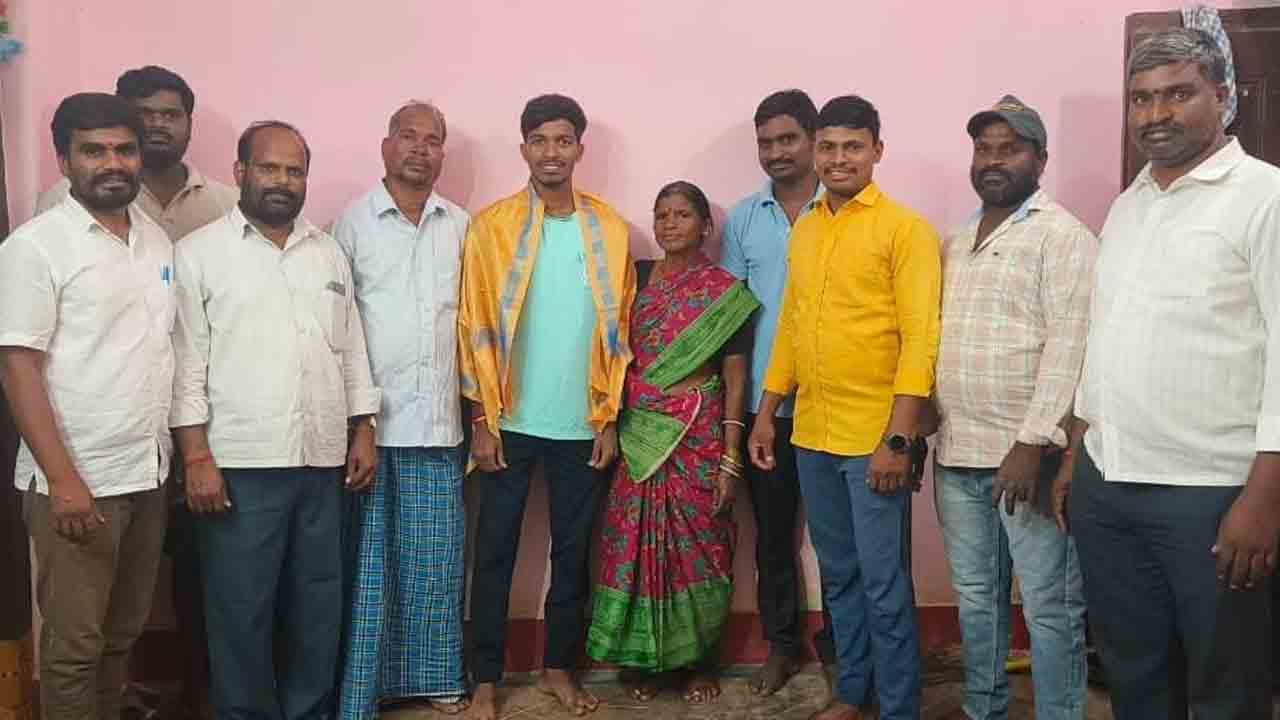 Felicitation | ఇంటర్‌లో అత్యుత్తమ మార్కులు సాధించిన విద్యార్థికి గ్రామస్థుల సన్మానం