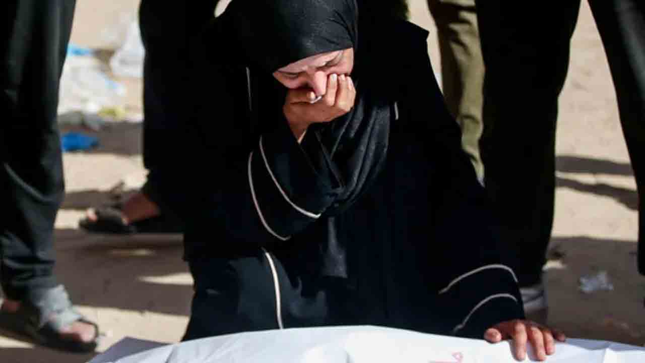 Israeli bombs | గాజాపై కొనసాగుతున్న ఇజ్రాయెల్‌ బాంబు దాడులు.. 125 మంది మృతి