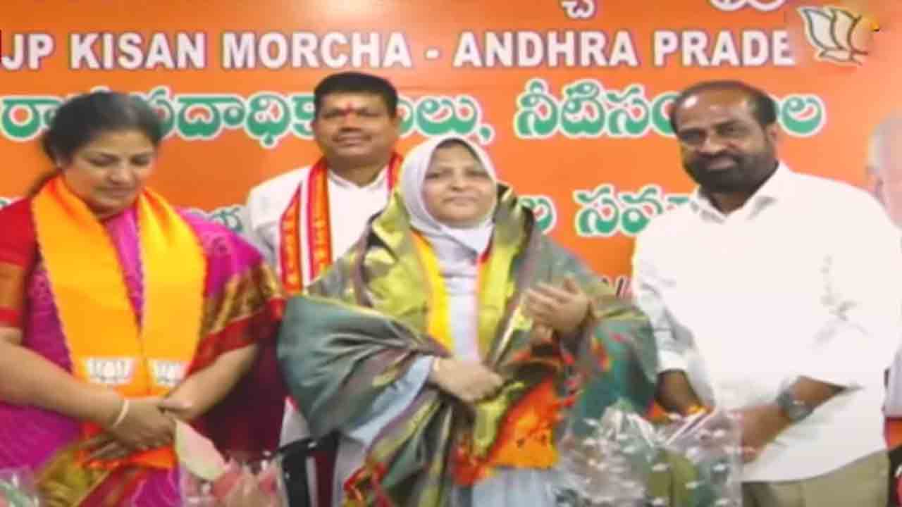 Zakia Khanam | వైసీపీకి ఎదురు దెబ్బ.. బీజేపీలో చేరిన మండలి డిప్యూటీ చైర్‌పర్సన్‌ జకియా ఖానం