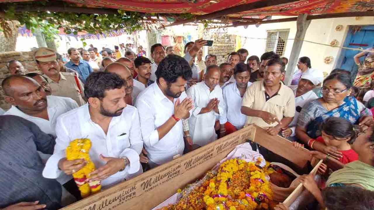 CRPF Jawan funeral | అధికారిక లాంఛనాలతో సీఆర్పీఎఫ్ జవాన్‌కు వీడ్కోలు.. పాల్గొన్న ఎమ్మెల్యే అనిల్ యాదవ్‌