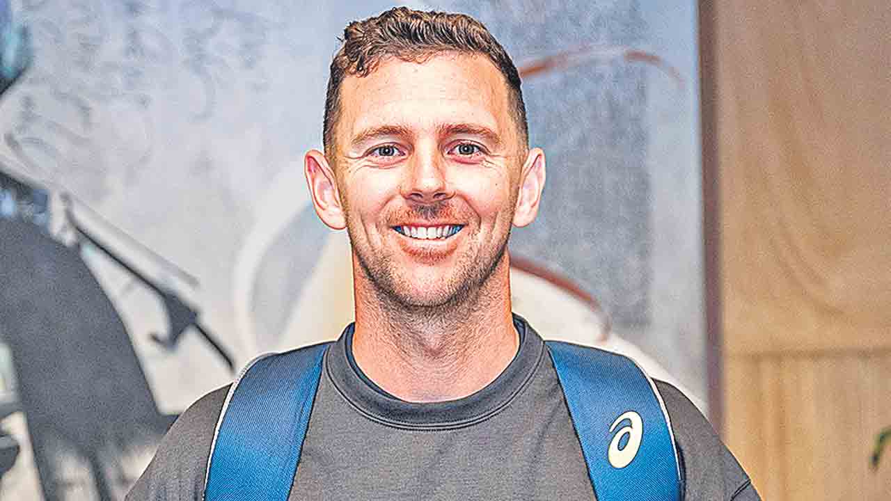 RCB | ఆర్‌సీబీకి కొత్త జోష్‌ జట్టుతో కలిసిన హాజిల్‌వుడ్‌