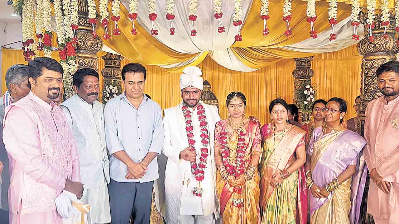 ఆశీర్వదిస్తూ.. శుభాకాంక్షలు చెప్తూ..