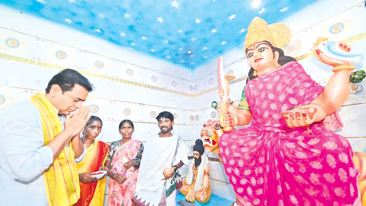 ఆశీర్వదిస్తూ.. శుభాకాంక్షలు చెబుతూ..