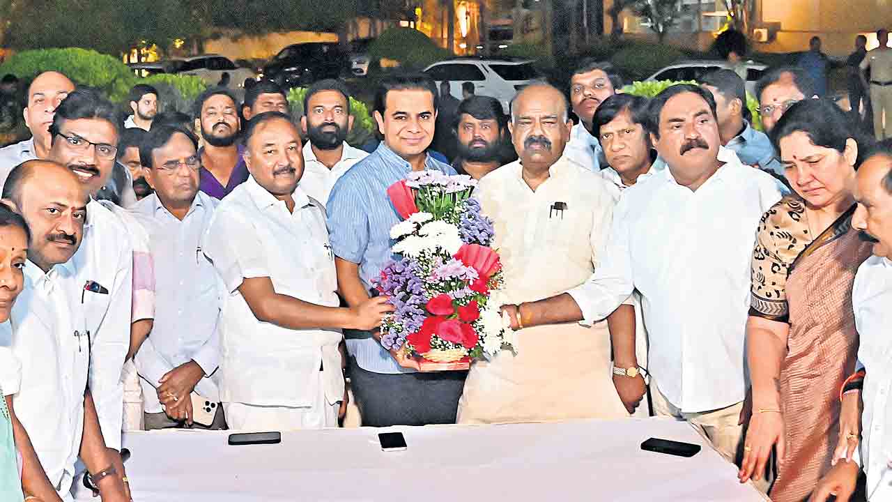KTR | కాంగ్రెస్‌ మోసాలను ఎండగట్టాలి.. సర్కారుపై విస్తృత పోరాటానికి సిద్ధంకావాలి: కేటీఆర్‌