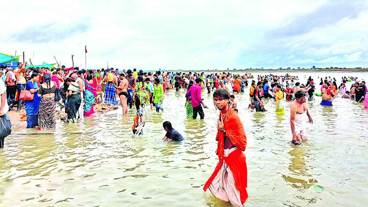 త్రిలింగ క్షేత్రం.. భక్తజన కోలాహలం