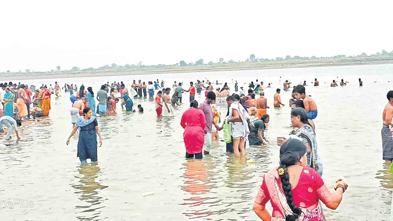 Saraswati Pushkaralu | సరస్వతీ పుష్కరాల్లో భక్తుల ఇబ్బందులు.. అధికారుల నిర్లక్ష్యంపై విమర్శల వెల్లువ