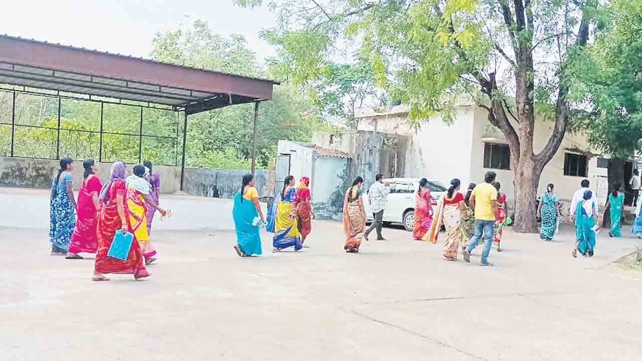 చెక్కుల కోసం ఎండలో వచ్చి.. నిరాశతో వెనుదిరిగి