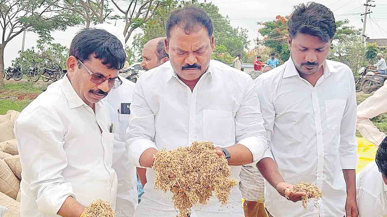 రైతుల కన్నీళ్లు పట్టవా..?