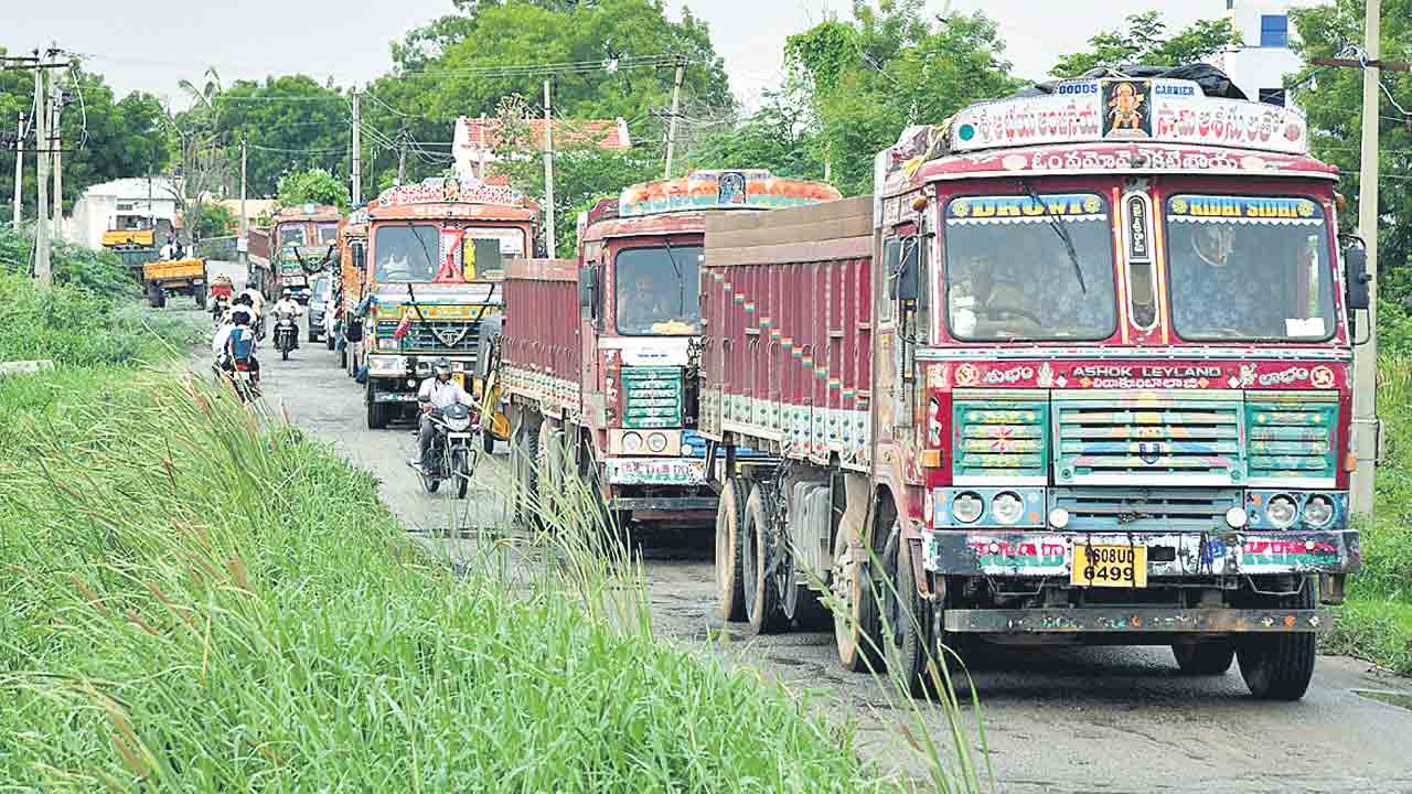 లారీల హడల్.. రోడ్లన్నీ కరాబ్
