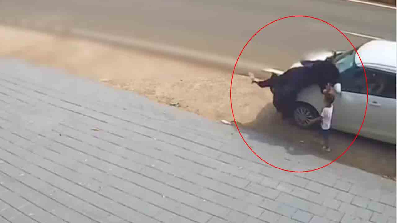 Viral Video | రోడ్డు పక్కన నడుచుకుంటూ వెళ్తున్న మహిళపైకి దూసుకెళ్లిన కారు.. షాకింగ్‌ వీడియో