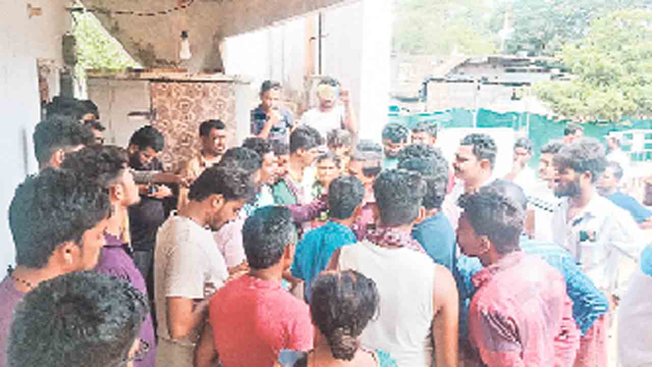 ఎటుచూసినా నిరసన జ్వాలలు