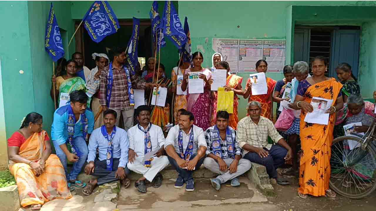 ఇందిరమ్మ ఇండ్ల కోసం ధర్నా