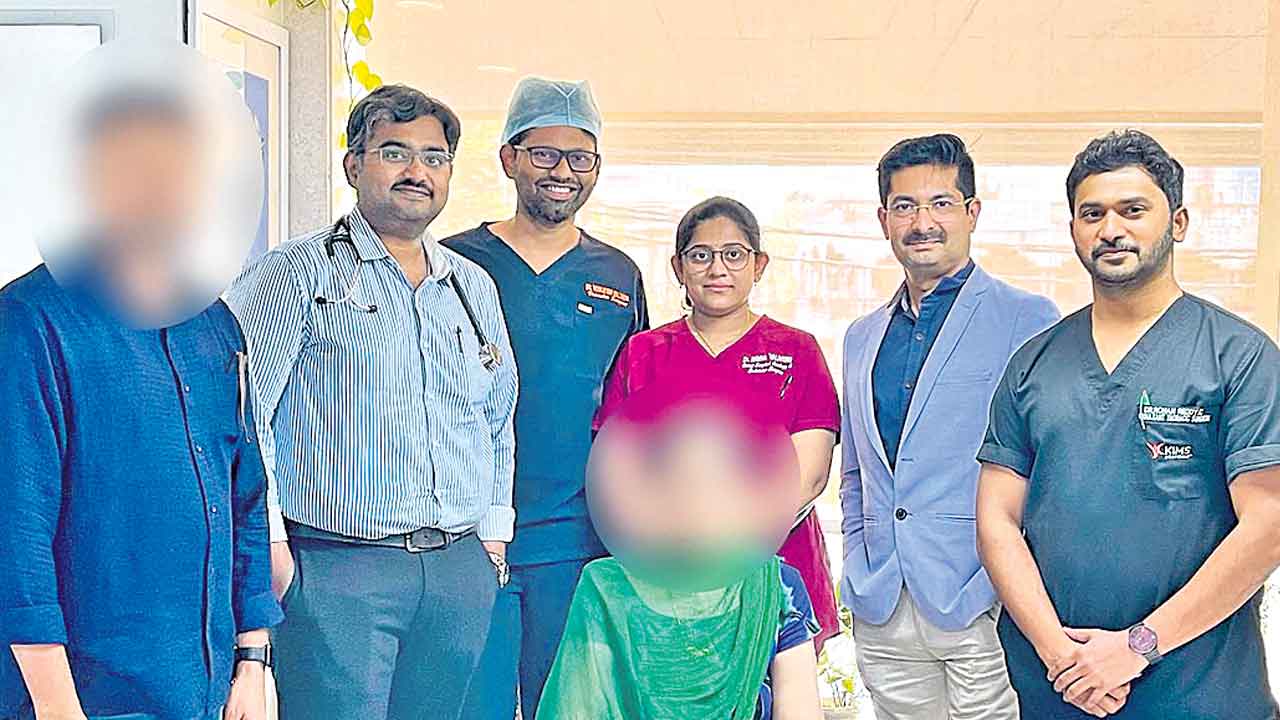 కిమ్స్‌లో అరుదైన శస్త్ర చికిత్స.. అతిపెద్ద కణితిని తొలగించిన వైద్యులు
