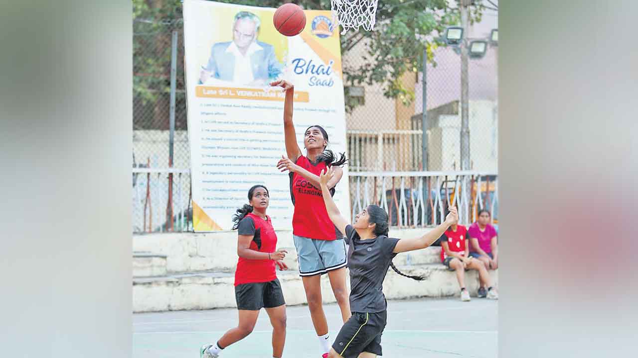 హోరాహోరీగా బాస్కెట్‌బాల్‌ టోర్నీ