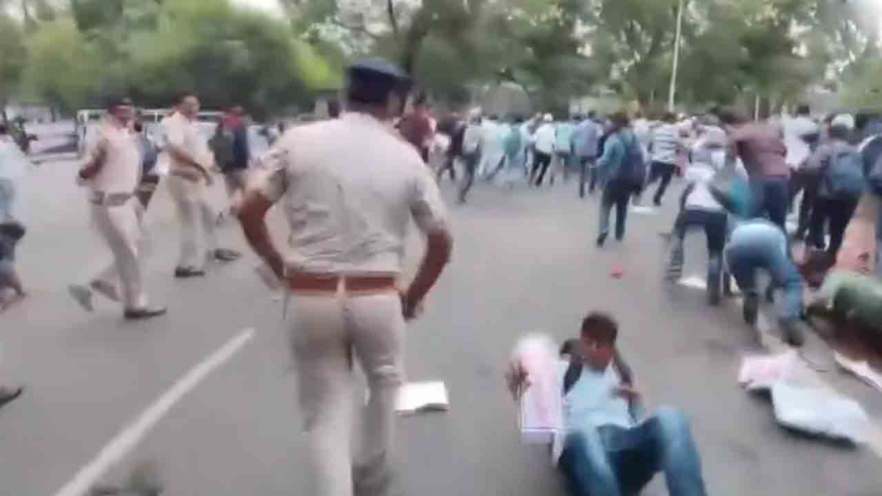 Lathi charge | సీఎం నివాసం దగ్గర పోలీసుల లాఠీచార్జి.. పరిస్థితి ఉద్రిక్తం.. Video