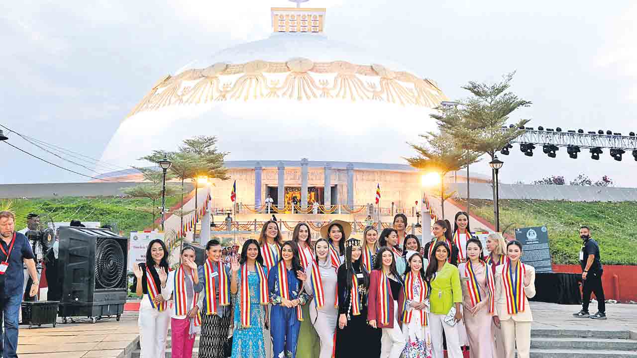 కేసీఆర్‌ కట్టిచ్చిన బుద్ధవనంలో అందాల భామలు