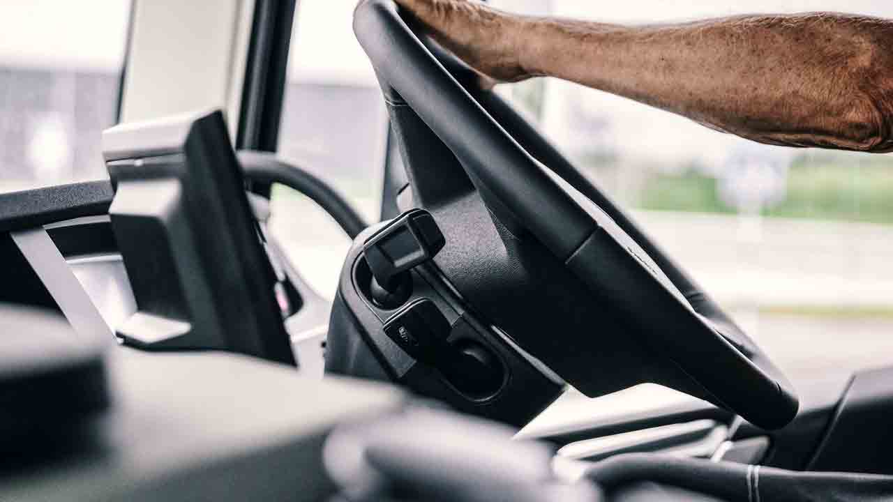 Lorry Overturns | బైకును తప్పించబోయి మద్యం లోడ్‌తో వెలుతున్న లారీబోల్తా