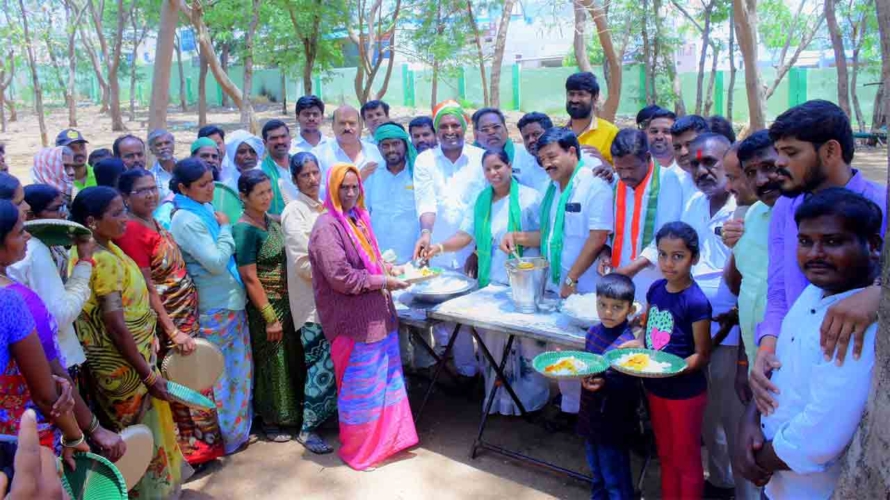 Lunch for Farmers | ధాన్యం కొనుగోలు కేంద్రం వద్ద రైతులకు భోజన వసతి ఏర్పాటు