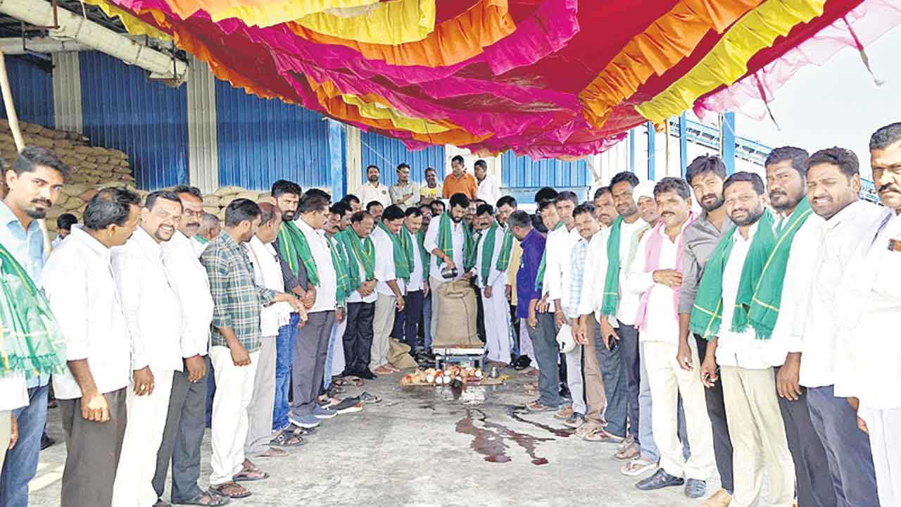 రైతులకు అధికారులు సహకరించాలి