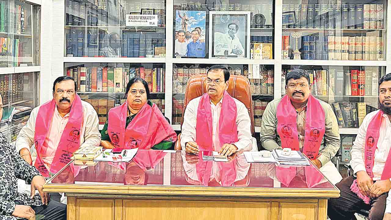 సర్వీసు రోడ్లు వేయండి