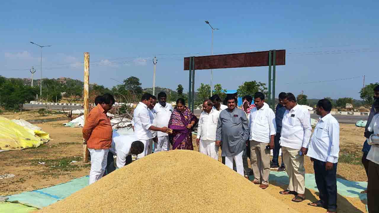 MLA Sunitha Lakshma Reddy | ప్రభుత్వ అసమర్థత వల్లనే రైతులకు నష్టం : ఎమ్మెల్యే సునీతా లక్ష్మారెడ్డి