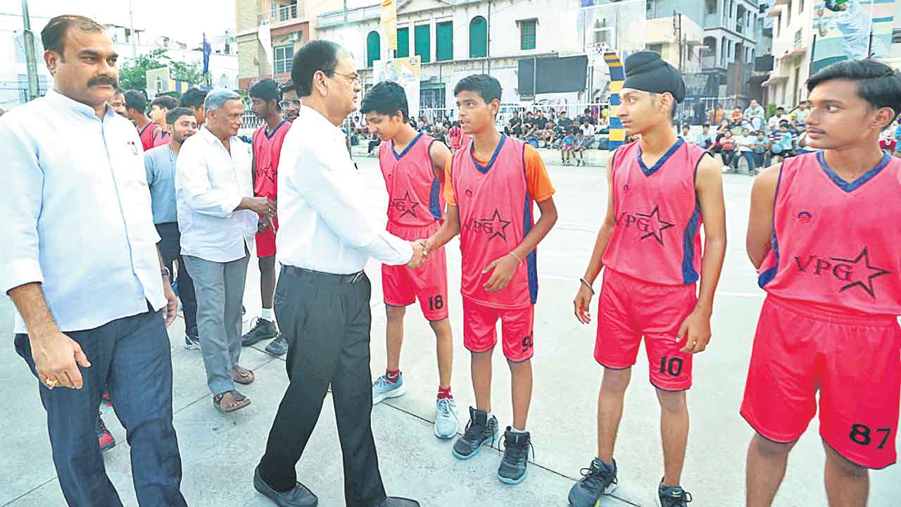 ఎల్‌వీఆర్‌ స్మారక బాస్కెట్‌బాల్‌ టోర్నీ షురూ