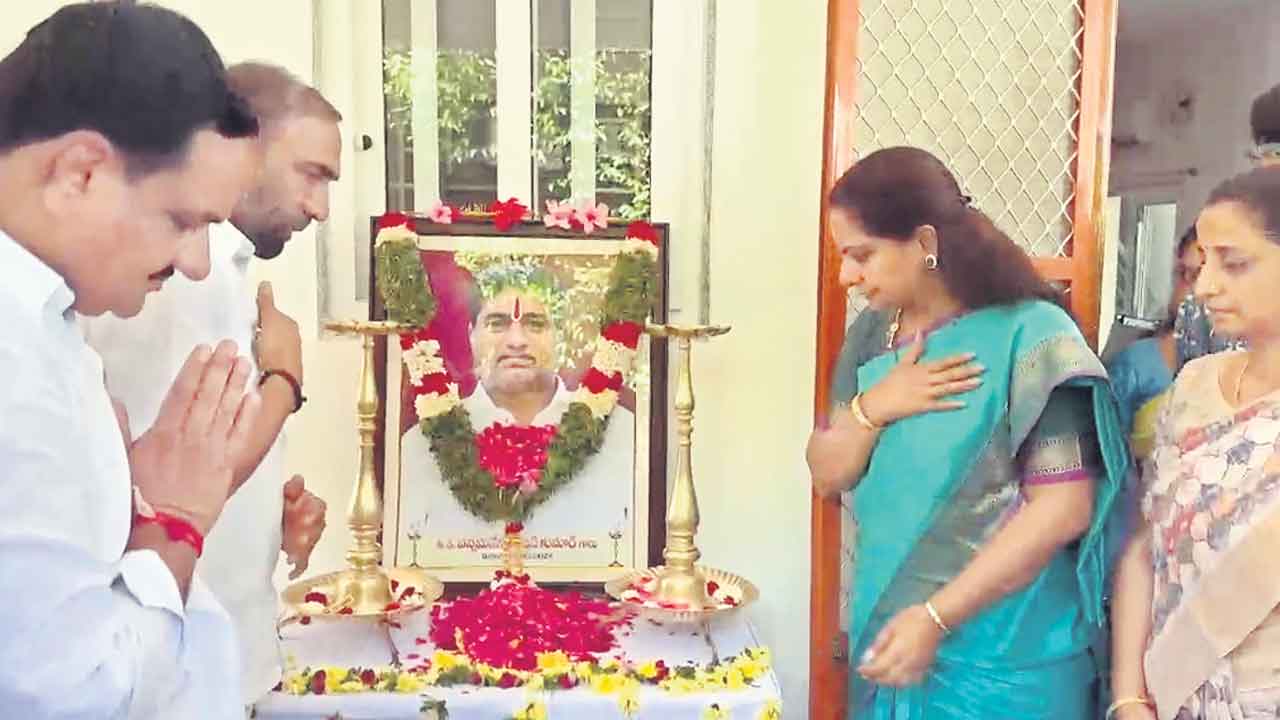 పోరుమల్లలో ఎమ్మెల్సీ కవిత.. బాధిత కుటుంబానికి పరామర్శ