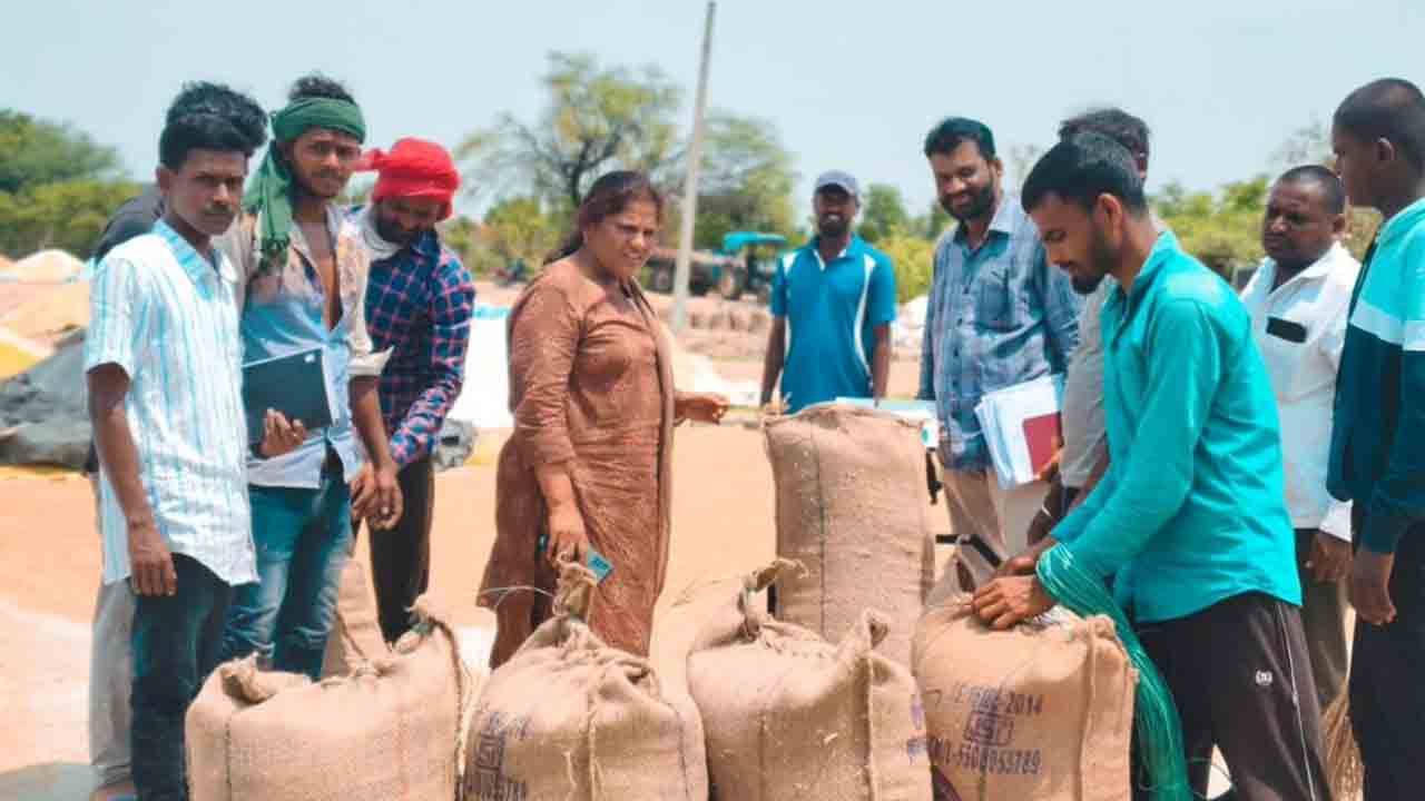 MRO Balalakshmi | వర్షాలతో రైతులకు ఇబ్బందులు.. వేగంగా ధాన్యం తూకం వేయాలి : తహసీల్దార్‌ బాలలక్ష్మి